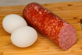 طرز تهیه سالاد مینیسترسکی خوشمزه و سریع با کالباس و تخم مرغ