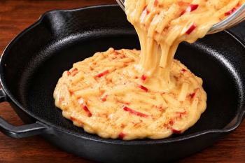 طرز تهیه شیرینی مناسب چای عصرانه با سیب و تخم مرغ در تابه