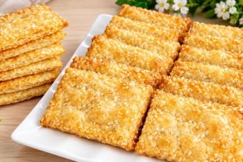 طرز تهیه بیسکویت ترد و لایه ای ساده و فوری بدون تخم مرغ با کنجد و نشاسته ذرت