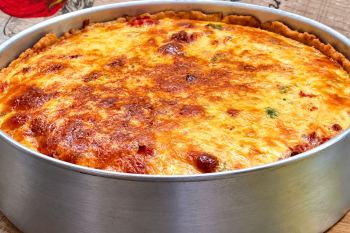 شام فوری، اقتصادی و فوق العاده شیک؛ طرز تهیه تارت غول پیکر با خمیر ۲ قلمی در کمتر از ۱۰ دقیقه