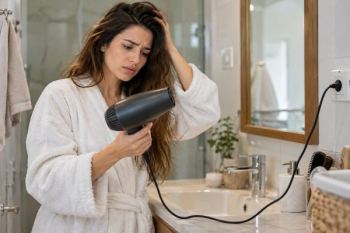 علت خاموش شدن ناگهانی سشوار چیست؟ بررسی دلایل و روش‌های رفع مشکل