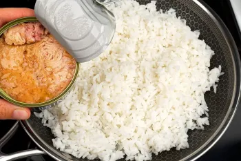 خوشمزه ترین غذایی که میتونی فقط با یک دونه تن ماهی برای سه نفر درست کنی