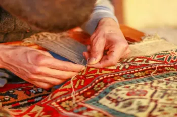 بازیافت جالب فرش کهنه و دورانداختنی