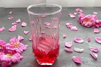 طرز تهیه شربت گل محمدی برای مقابله با تشنگی ماه رمضان
