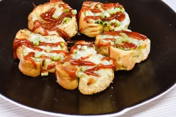 طرز تهیه نان سیر با جعفری به روشی آسان و خوشمزه
