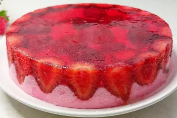 طرز تهیه دسر ژله با خامه و توت فرنگی بسیار خوشمزه ، سریع و آسان