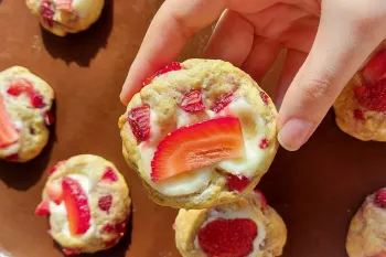طرز تهیه کوکی چیزکیک توت فرنگی بدون ابزار خاص و بسیار آسان