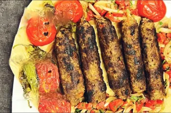 طرز تهیه آدانا کباب ترکیه ای در تابه با سالاد مخصوص