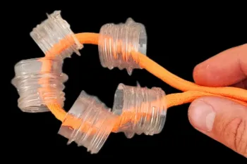 اینگونه بطری پلاستیکی را به وسیله ای کاربردی تبدیل کنید