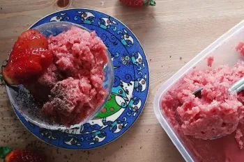 طرز تهیه بستنی یخی توت فرنگی آسان و خوشمزه