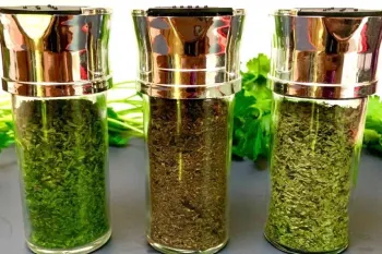 طرز تهیه ادویه گشنیز و جعفری خانگی در ۱۰ دقیقه