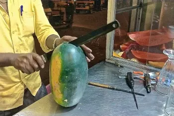 مهارت عجیب آبمیوه فروش هندی در برش زدن میوه ها
