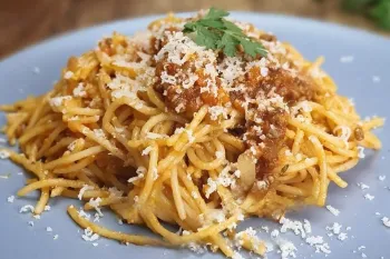 طرز تهیه اسپاگتی با سس بلونز غذای ملی ایتالیا