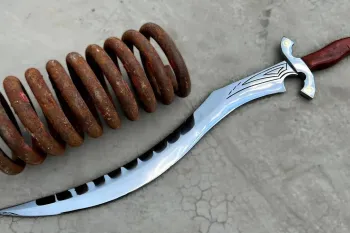 این استاد ماهر یک فنر زنگ زده را به شمشیر پادشاهان باستانی تبدیل کرد