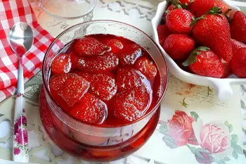 طرز تهیه مربا توت فرنگی خوش رنگ با تمام نکات