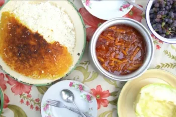 طرز تهیه قیمه سیب زمینی در دل طبیعت روستایی