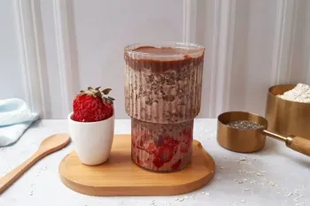 طرز تهیه اوتمیل یخچالی شکلات و توت فرنگی پرپروتئین