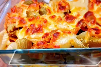 طرز تهیه پیتزا ماکارونی با پنیر پیتزا و سس بشامل
