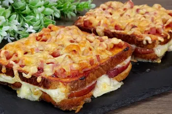 طرز تهیه صبحانه ای خوش طعم با تخم مرغ، پنیر و ژامبون
