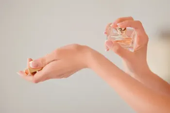 چگونه عطر را روی پوست و لباس بزنیم تا ماندگاری بیشتری داشته باشد؟