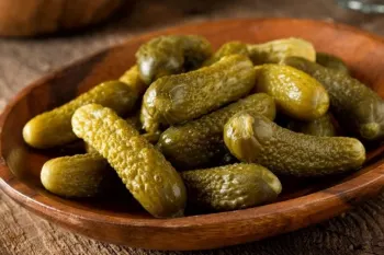 علت انداختن نخود در خیارشور چیست؟ (راز تردی خیارشور خانگی)