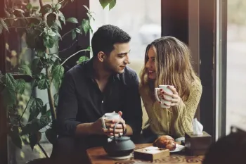 نشانه های عاشق شدن زنان، از کجا بفهمید دختری واقعاً عاشق شماست؟