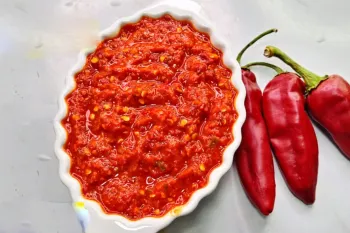 طرز تهیه سس تند قرمز خانگی؛ ساده، سریع و خوشمزه