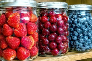 روش آسان برای نگهداری تابستانی توت فرنگی، آلبالو و بلوبری در شیشه