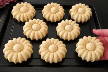 طرز تهیه نان های گل شکل خوشمزه با تکنیک تاشو حرفه ای