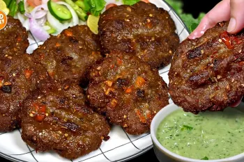 طرز تهیه کباب چپلی نرم و آبدار به سبک پاکستانی ها / از پیتزا و برگر بهتر!