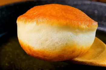 با ماست و آرد، نانی پف دار و خوشمزه بپز! مناسب صبحانه و عصرانه