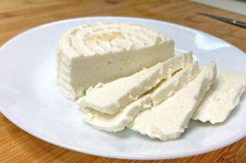 طرز تهیه پنیر خانگی با ۲ ماده (در کمترین زمان، پنیری تازه و بدون مواد نگهدارنده)