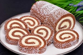 رول شکلاتی خانگی بدون فر؛ یک دسر سریع و مجلسی (با ۲ قاشق پودر کاکائو)