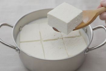 طرز تهیه ۱ کیلو پنیر خانگی با ۱ لیتر شیر؛خوشمزه و طبیعی