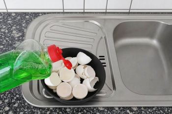 با پوست تخم مرغ، مایع ظرفشویی خانگی بسازید! (ترفندی شگفت انگیز)