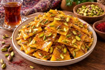 «طرز تهیه سوهان ماستی زعفرانی؛ شیرینی خوشمزه با فقط ۴ ماده ساده»