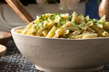 روش تهیه و پخت پاستا سیر و شوید با طعمی بی‌نظیر