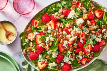 طرز تهیه سالاد توت فرنگی خوشمزه و رنگارنگ