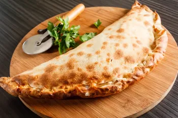 آموزش گام به گام تهیه پیتزا کالزونه خانگی به سبک ایتالیایی