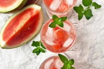 طرز تهیه دتاکس واتر هندوانه و نعناع برای پاکسازی بدن