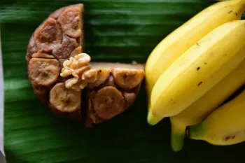 مراحل کامل تهیه کیک موز دارک خانگی