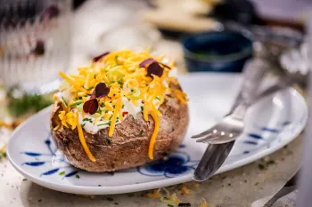 طرز تهیه سیب زمینی شکم پر در قابلمه بدون فر برای 2 تا 4 نفر