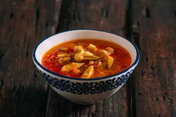 طرز تهیه خورش بامیه خوزستانی با گوشت یا مرغ در زودپز
