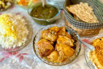 دستور تهیه چلو مرغ زعفرانی در چند مرحله