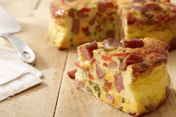 طرز تهیه کیک سوسیس با سیب زمینی برای میان وعده یا ناهار