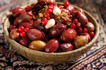 طرز تهیه زیتون با سس زرشک را کامل بخوانید!