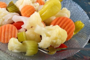 دستور تهیه گل کلم شور با هویج و کرفس