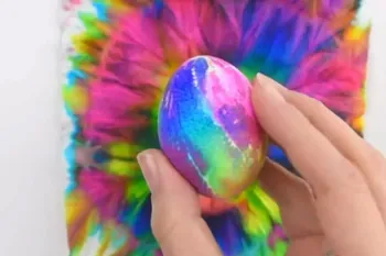 روش ساده و سریع برای رنگ کردن تخم مرغ عید