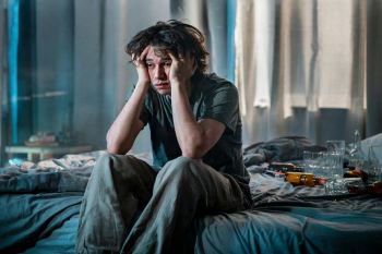 اصطلاح Hangover چیست؟ معنی خماری و سوشال هنگاور