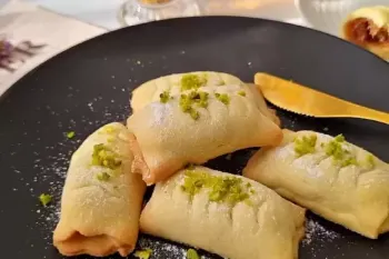 طرز تهیه لطیف ترین رول خرمایی که با کمترین مواد آماده میشه !